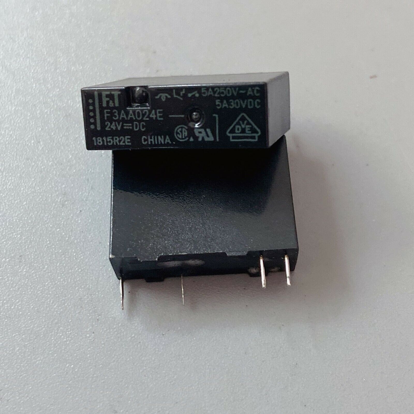 F3AA024E F3AA005E F3AA012E RELAIS 5V 12V 24V 4 PATTES 5A 30VDC